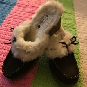 American eagle. Size 7, faux fur slip ons